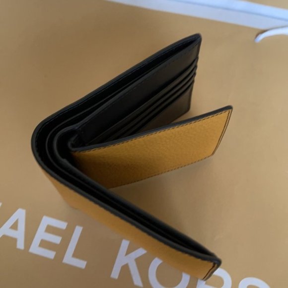 Michael Kors Men`s Cooper Pebbled Leather Billfold Wallet With Passcase - Picture 7 of 16